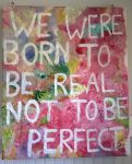 Kuvassa Metkat-viikoilla tehty akvarellimaalaus, jossa monivärisellä taustalla valkoinen teksti “WE WERE BORN TO BE REAL NOT TO BE PERFECT”.